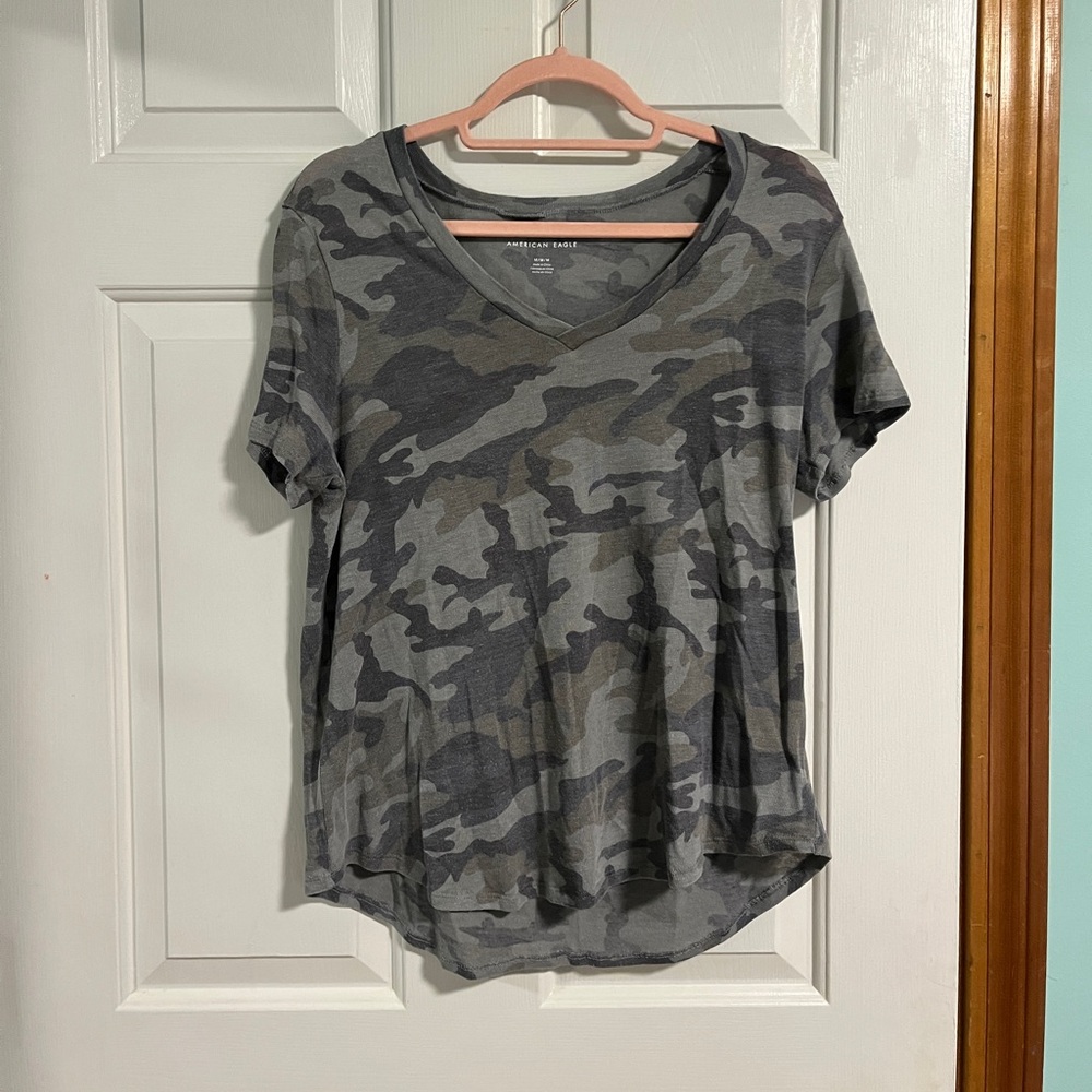 STRETCHY CAMO V-NECK